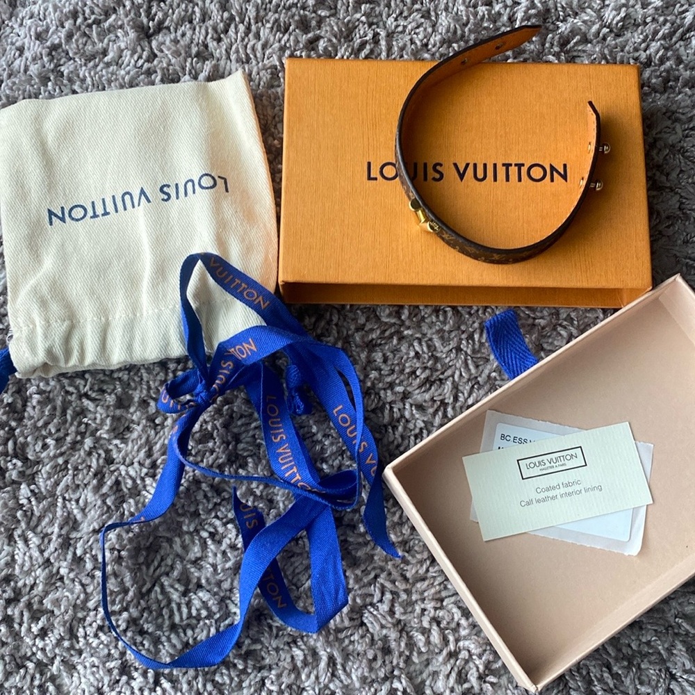 Louis Vuitton Monogram Essential V Bracelet - Picture 5 of 6